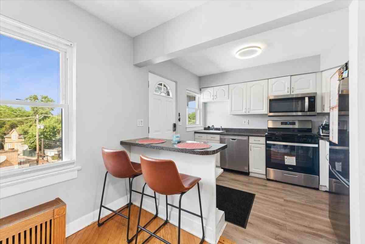 7231 N Ridge Blvd #3W - Photo 5 of 12