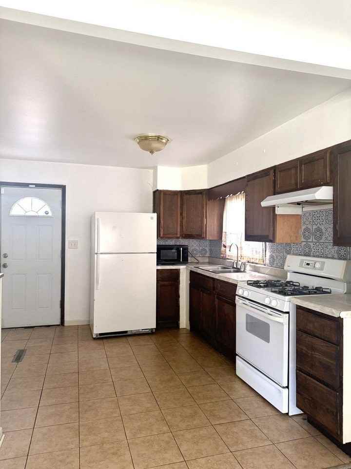 16775 Artesian Ave - Photo 3 of 10