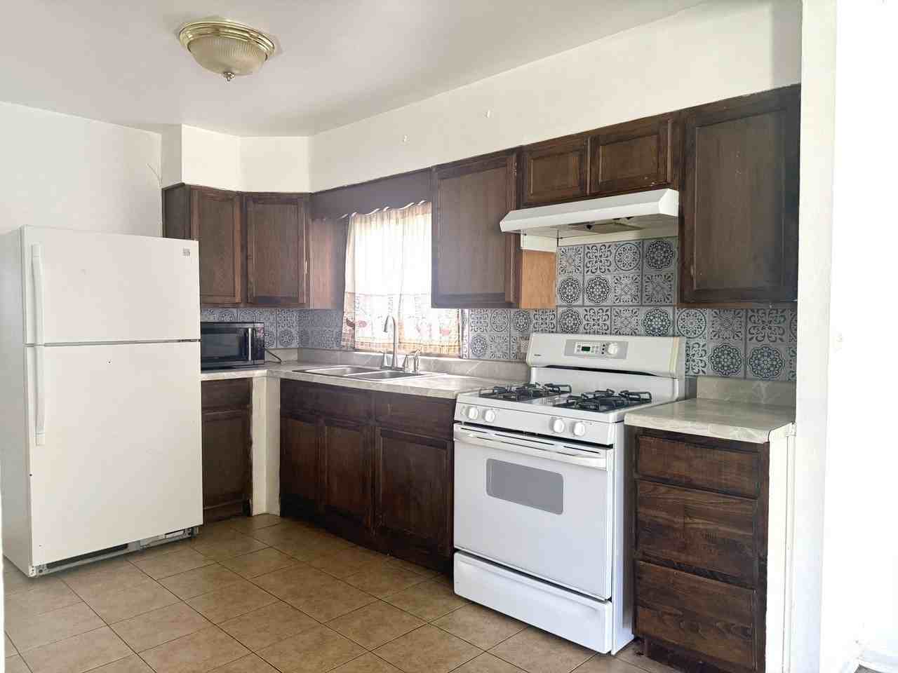 16775 Artesian Ave - Photo 4 of 10
