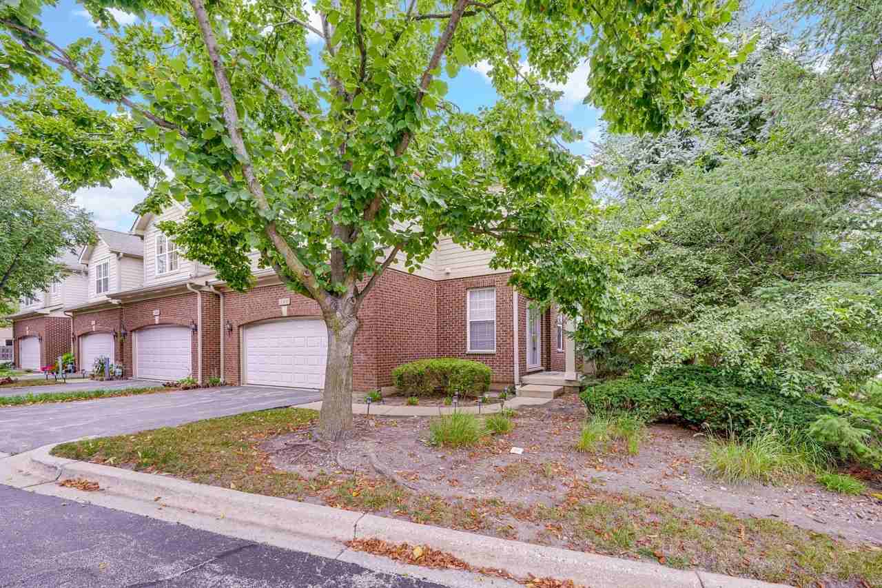 384 W Pointe Dr - Photo 3 of 39