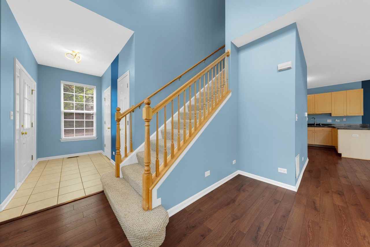 384 W Pointe Dr - Photo 4 of 39