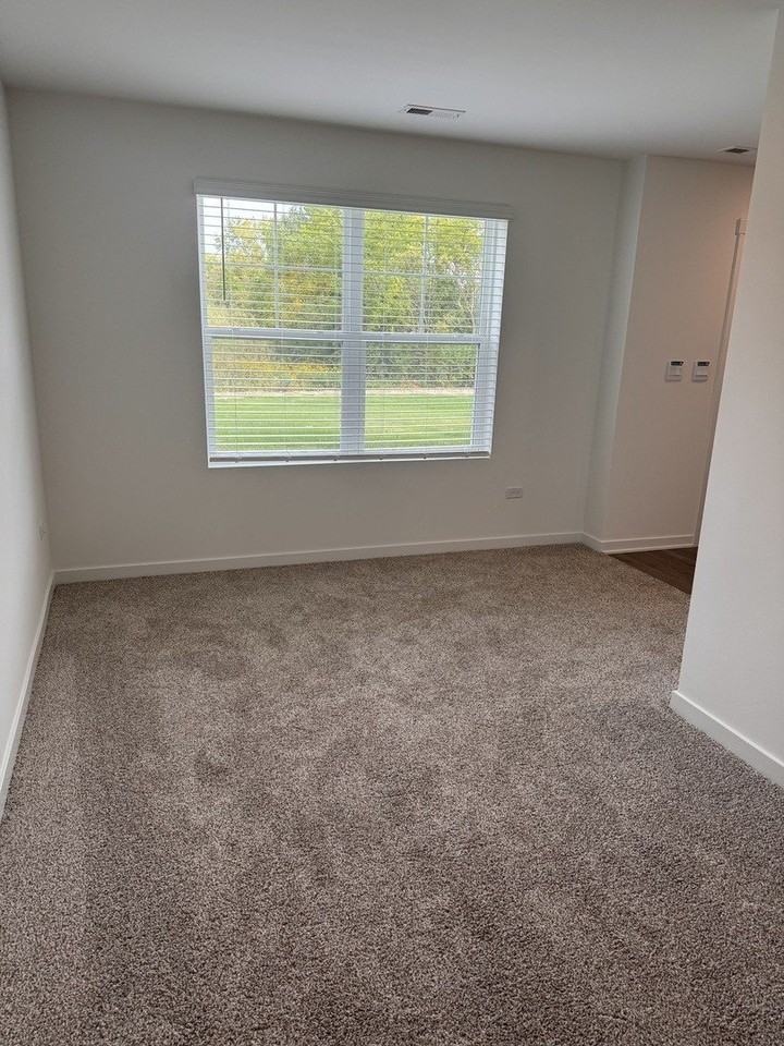 428 Lakeshore Ct #428 - Photo 3 of 18