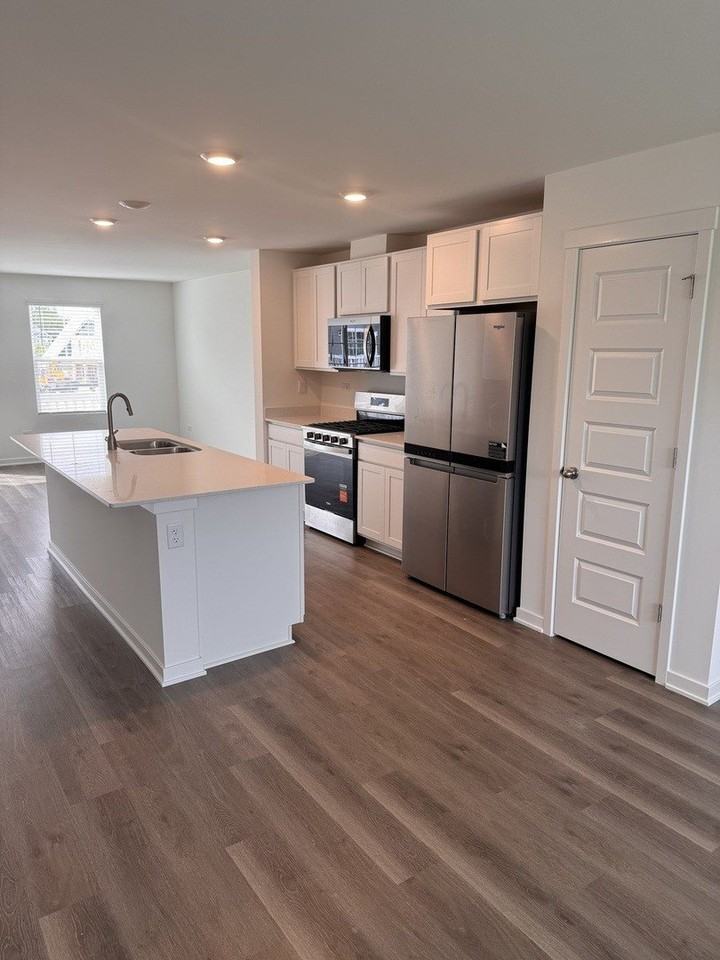428 Lakeshore Ct #428 - Photo 5 of 18