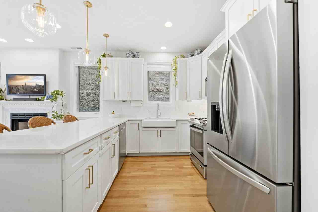 611 N Noble St #3 - Photo 4 of 26