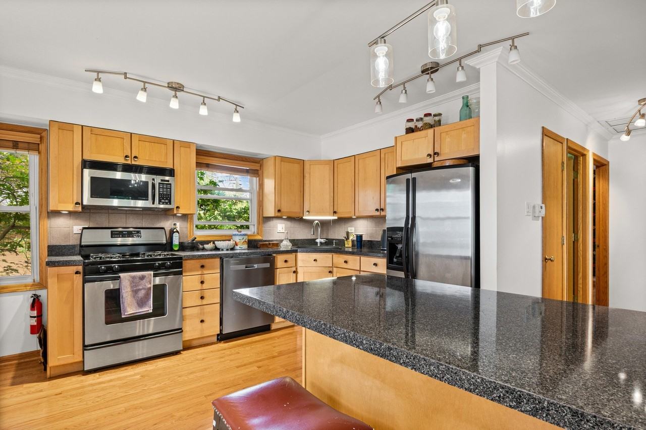 8536 Kedvale Ave - Photo 6 of 27