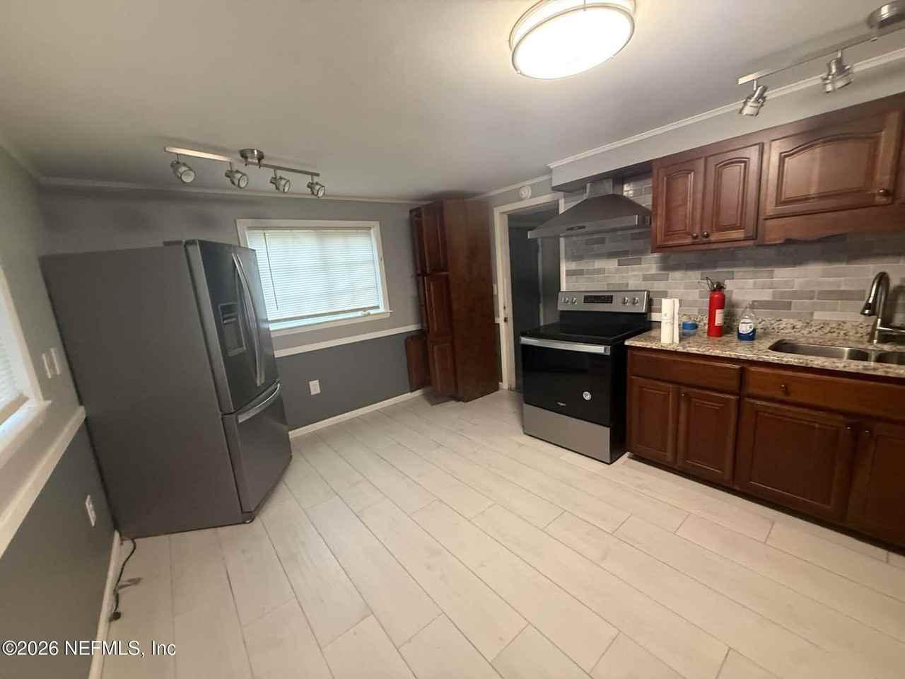 203 Sw 51st Ave - Photo 4 of 13