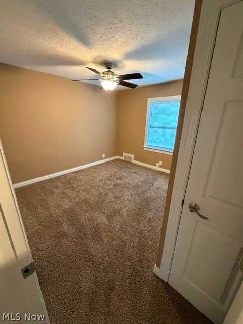 425 Hawkins Dr - Photo 6 of 11