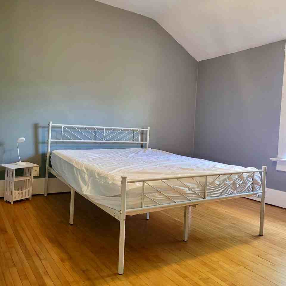 210 Clarence Avenue North - Photo 3 of 9