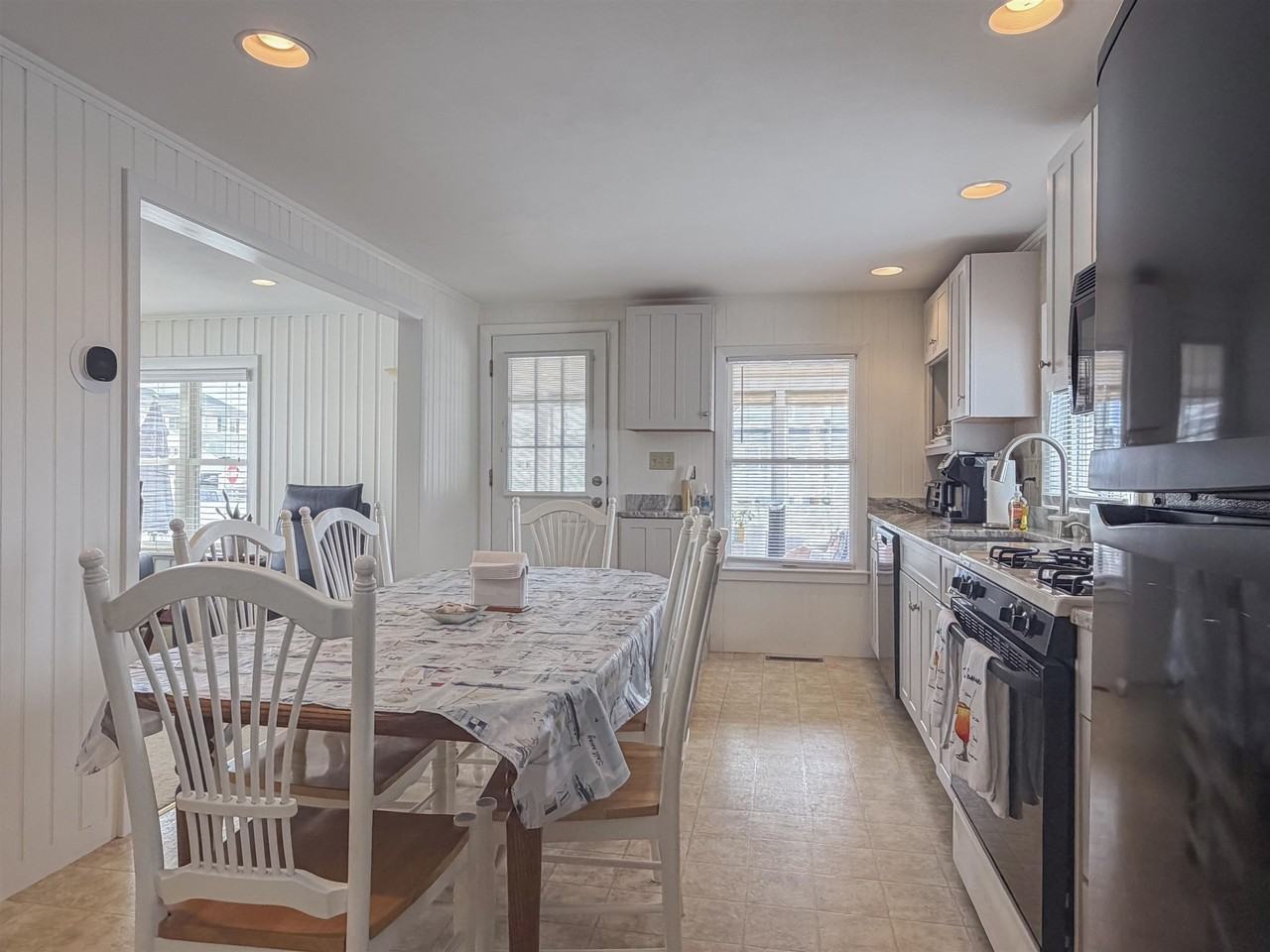 14 Lawrence St - Photo 6 of 29