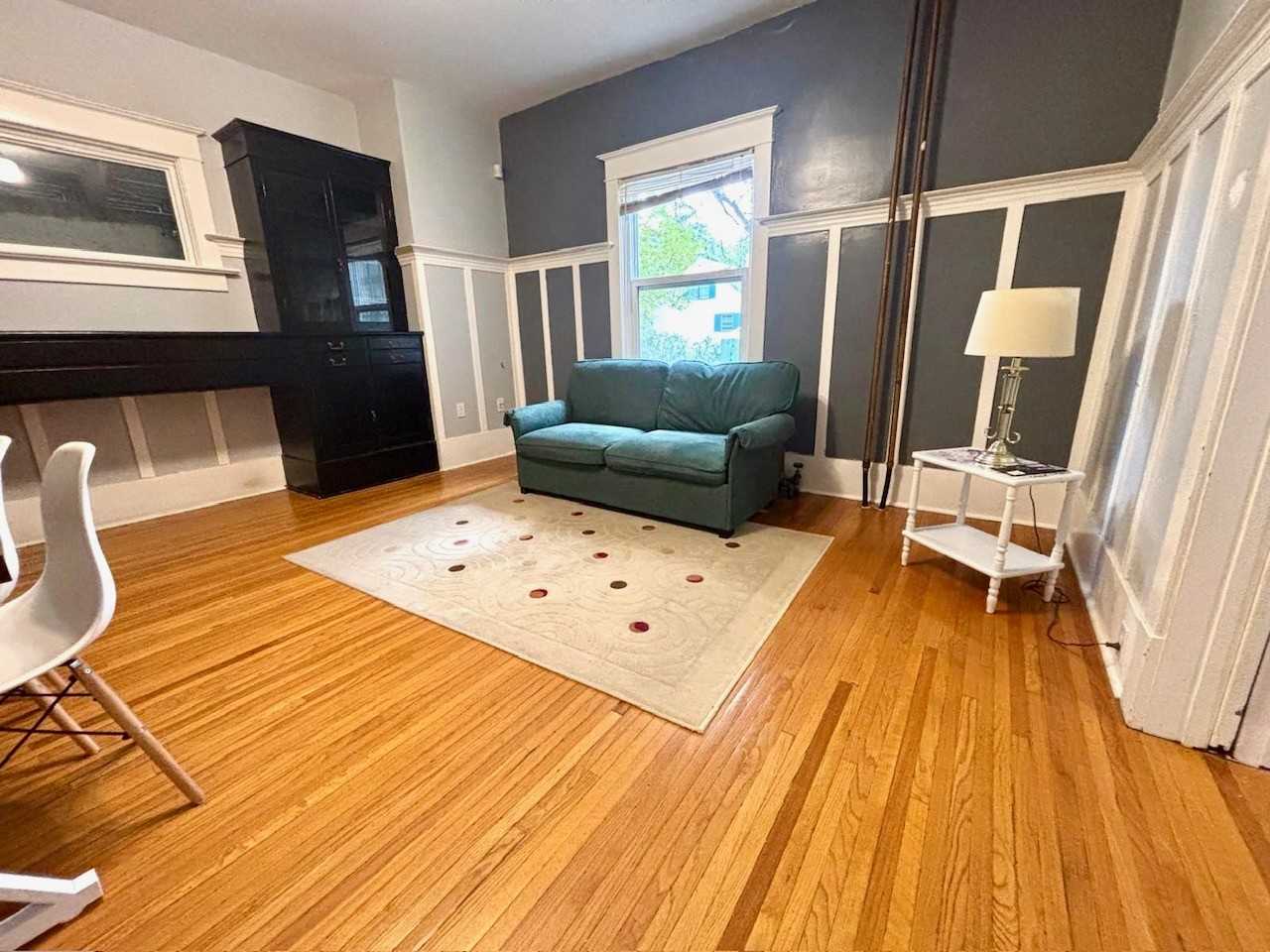 210 Clarence Avenue North - Photo 4 of 9