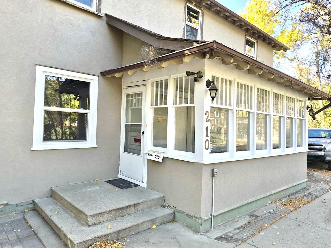 210 Clarence Avenue North - Photo 5 of 9
