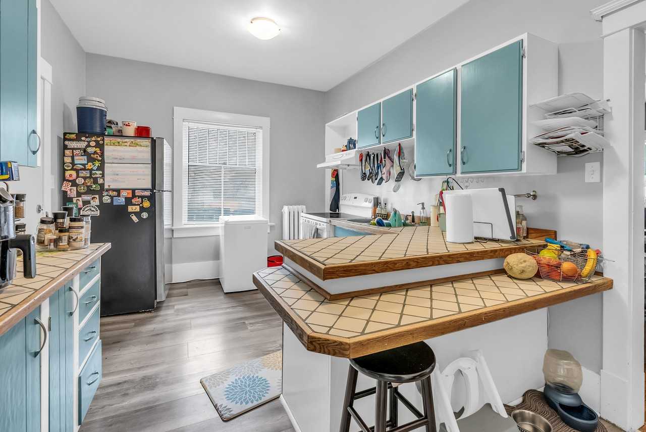 210 Clarence Avenue North - Photo 7 of 9