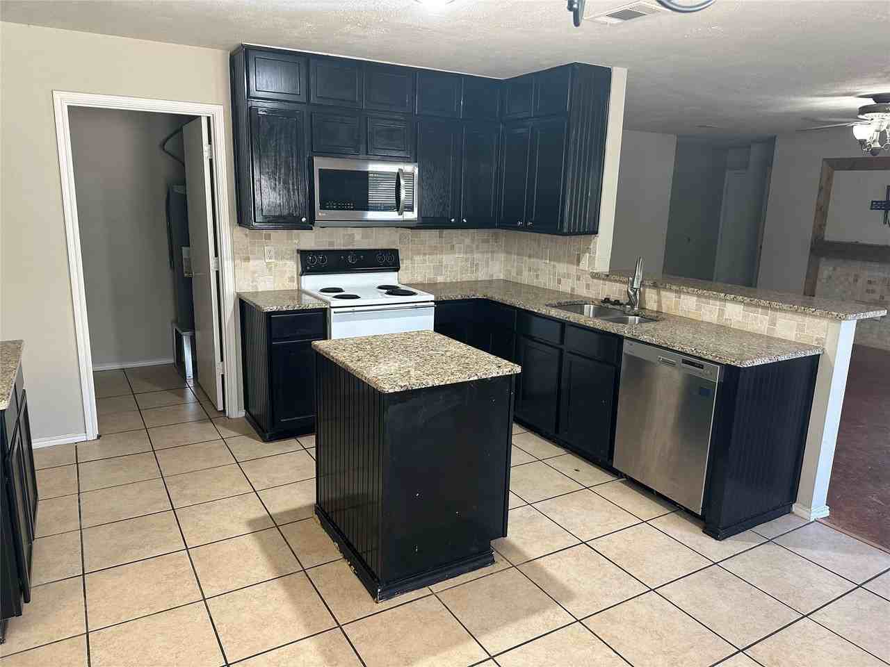 5500 Glenshee Dr - Photo 3 of 10