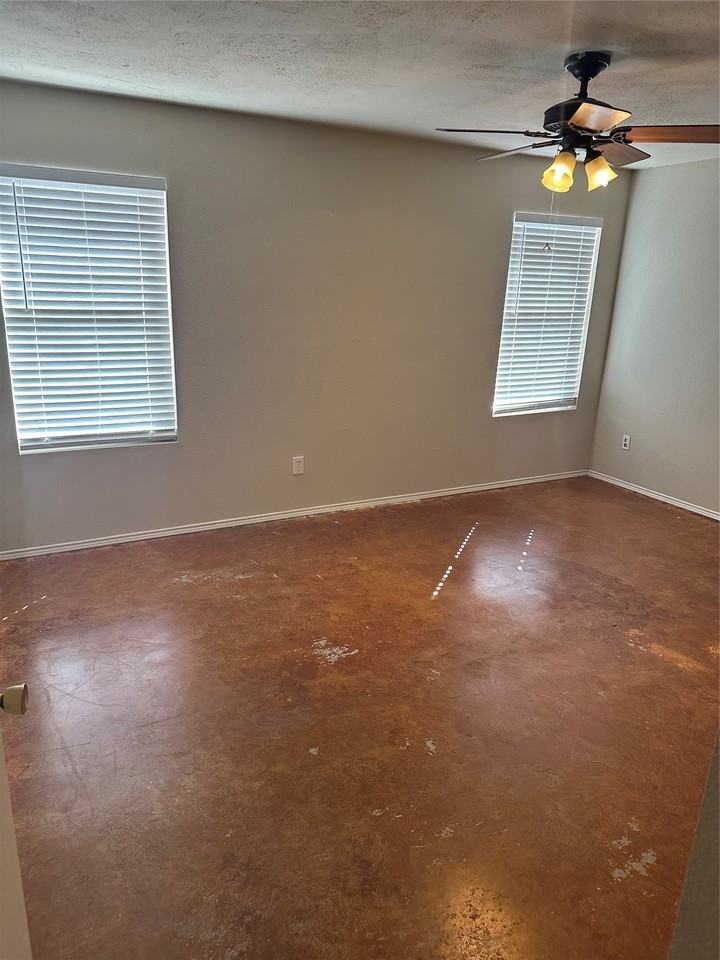 5500 Glenshee Dr - Photo 4 of 10