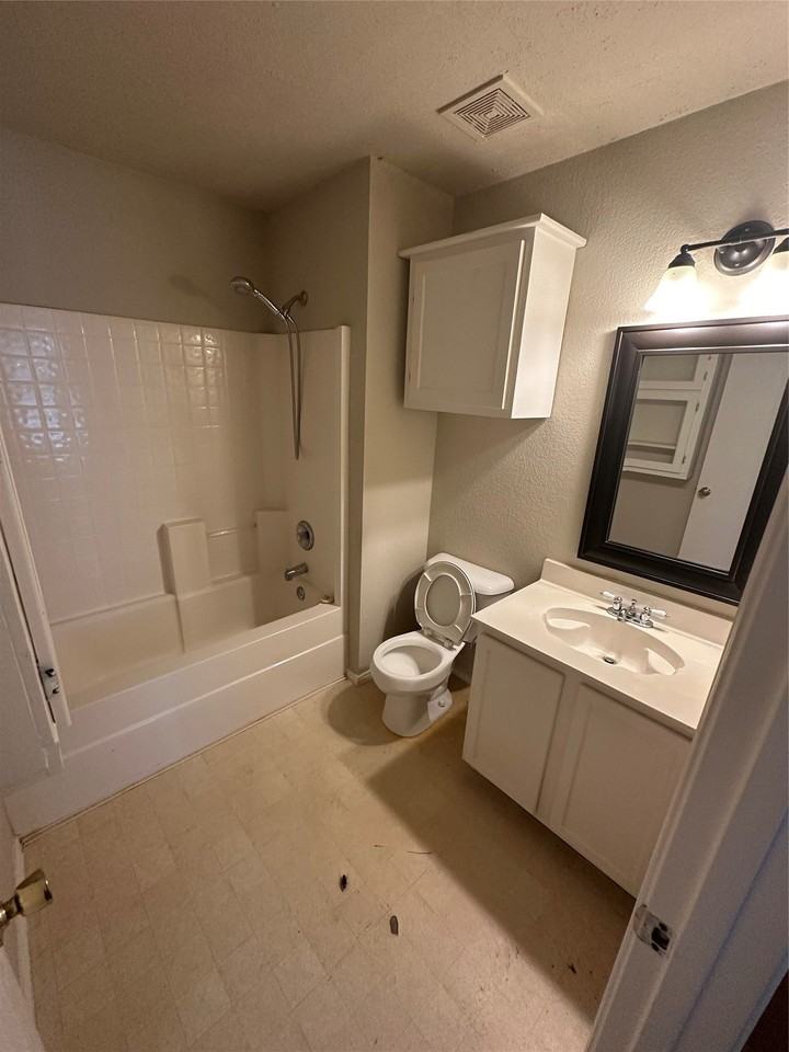 5500 Glenshee Dr - Photo 5 of 10