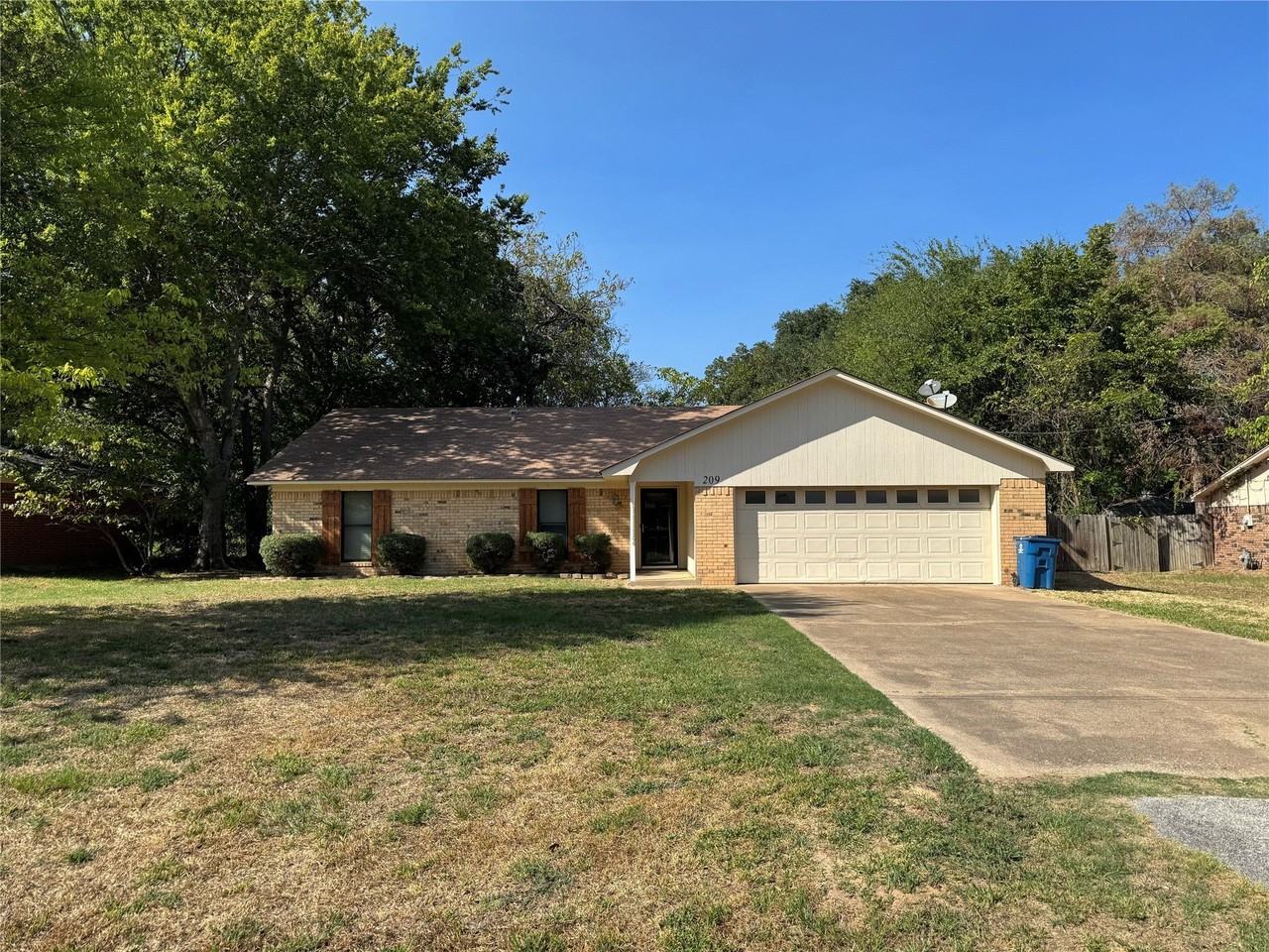 209 Magnolia Ln - Photo 2 of 16