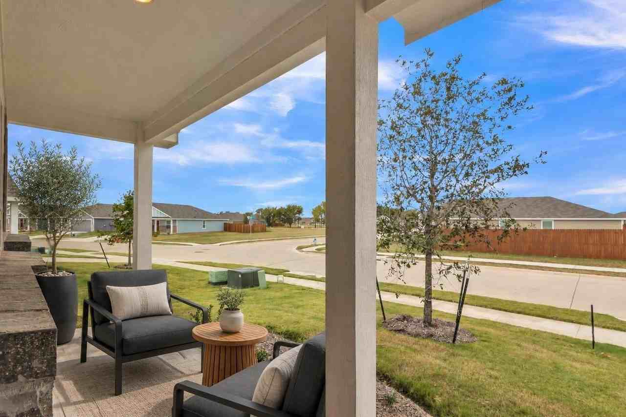 7904 Thornton Dr - Photo 3 of 40