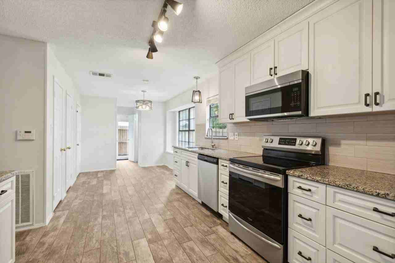 2020 Crestmeadow St - Photo 7 of 24