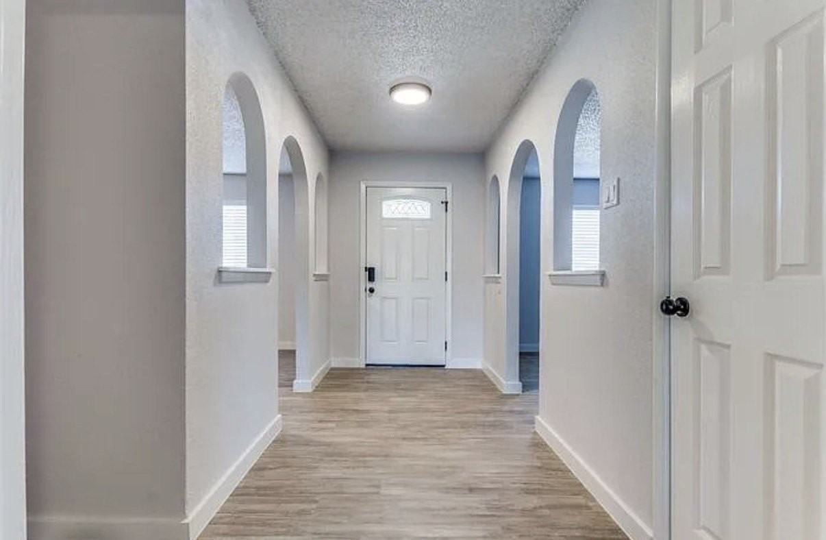 1606 Travis St - Photo 3 of 24