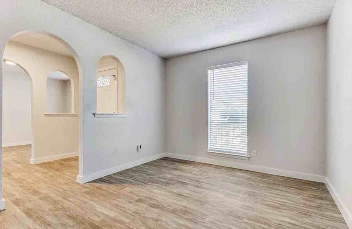 1606 Travis St - Photo 5 of 24