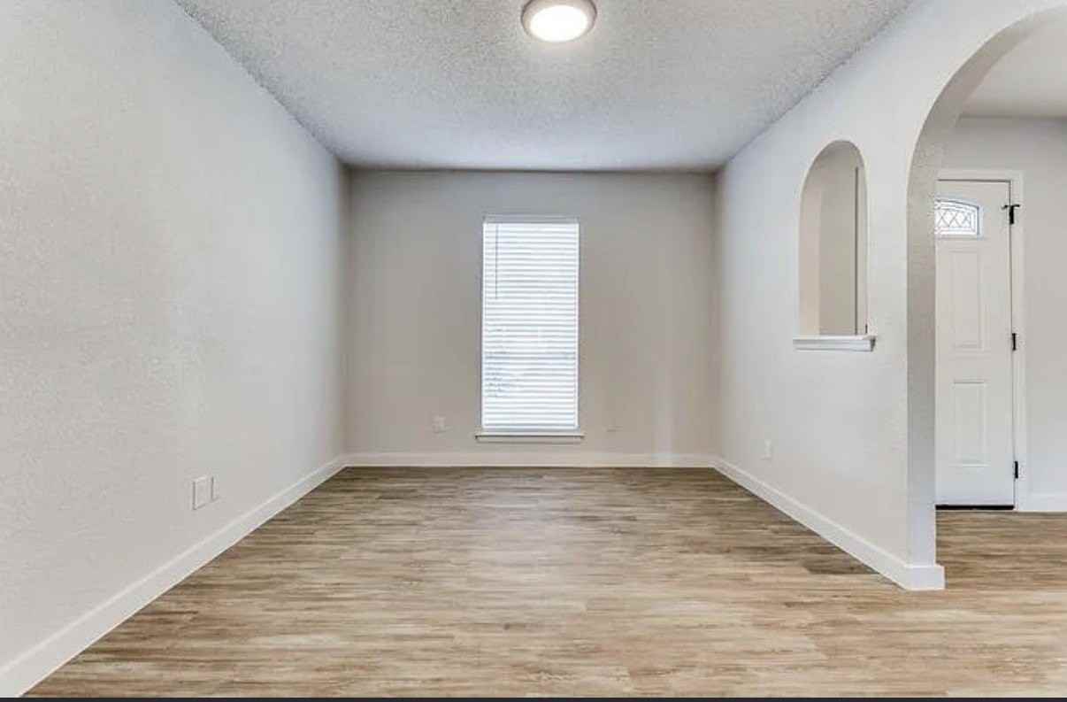 1606 Travis St - Photo 6 of 24