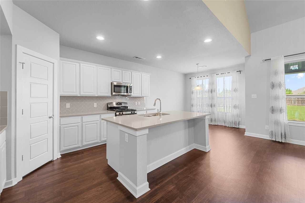1296 Carlsbad Dr - Photo 5 of 32