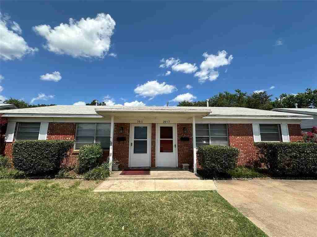 2011 Delaware Ln