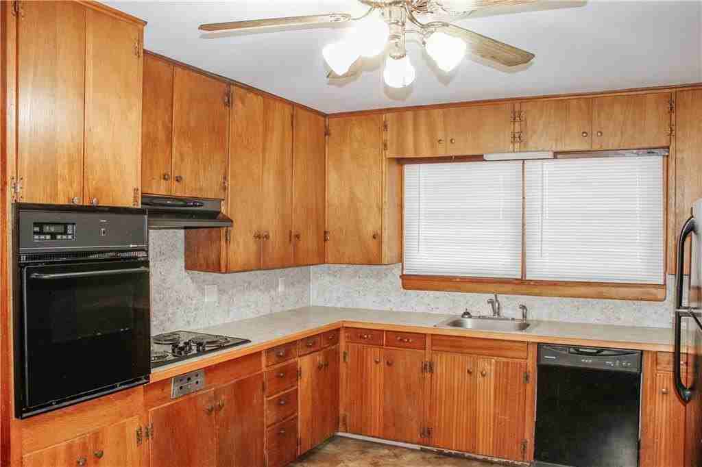 714 Elmwood Dr - Photo 3 of 11