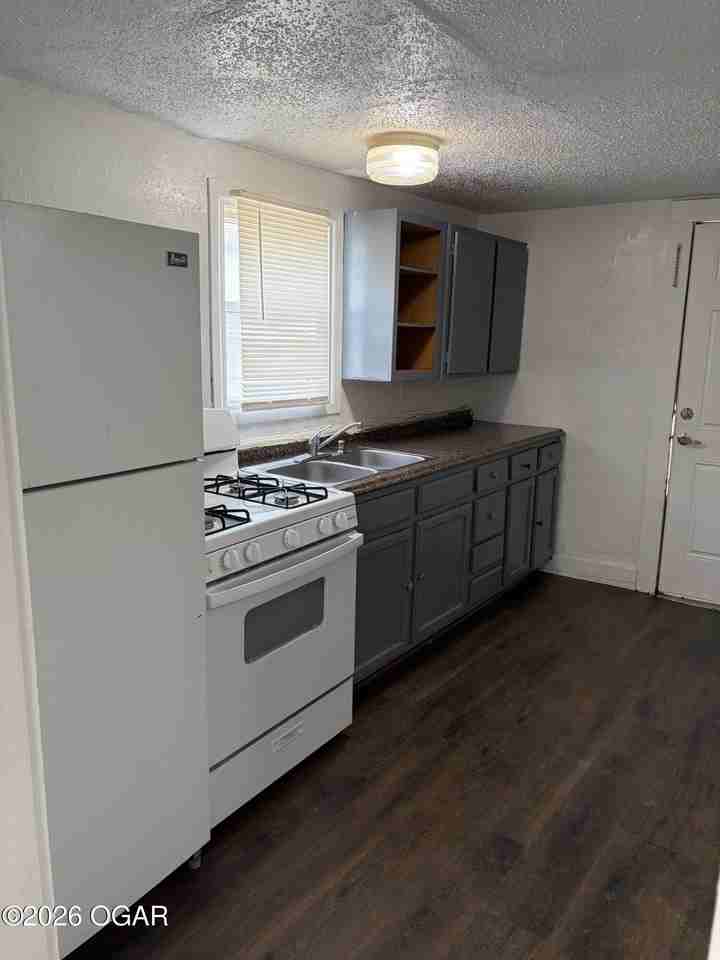 1306 S Moffet Ave #B - Photo 2 of 10