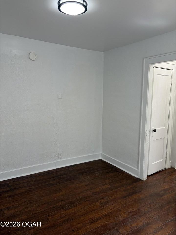 1306 S Moffet Ave #B - Photo 4 of 10