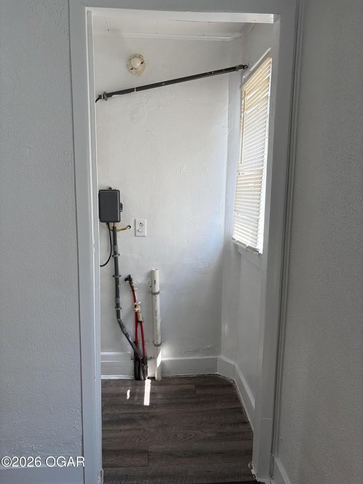 1306 S Moffet Ave #B - Photo 7 of 10