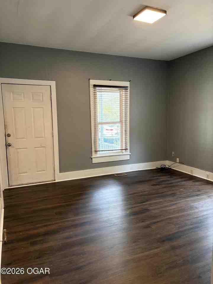 1121 W 5th St - Photo 2 of 14