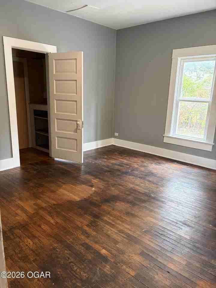 1121 W 5th St - Photo 3 of 14
