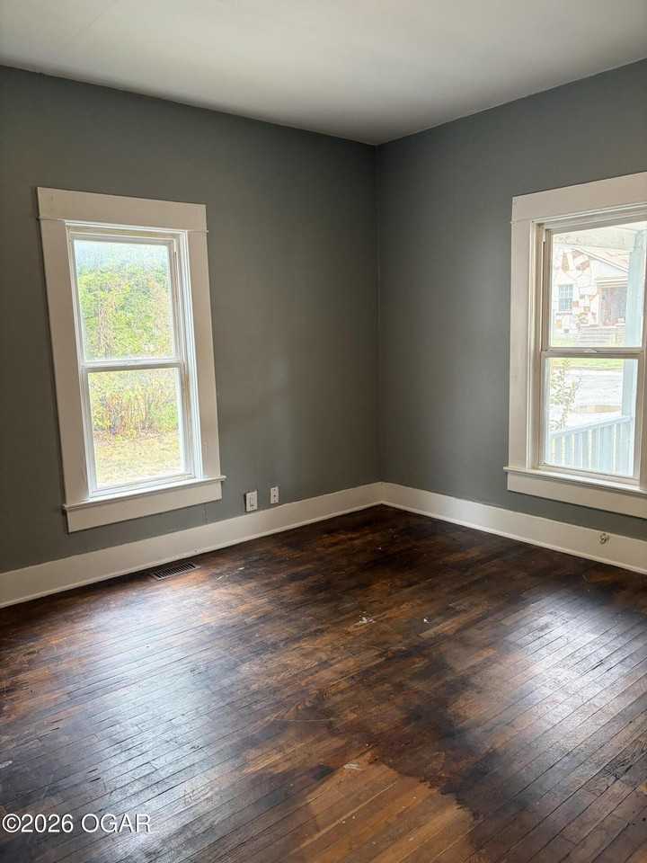 1121 W 5th St - Photo 4 of 14