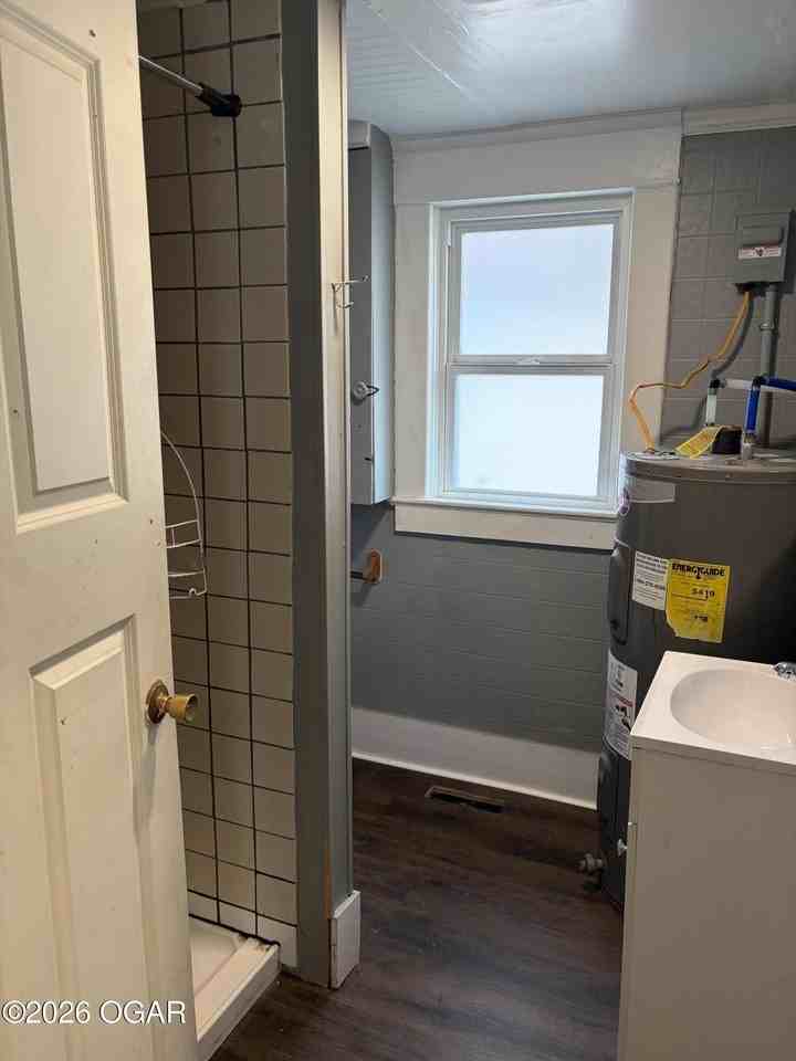 1121 W 5th St - Photo 5 of 14