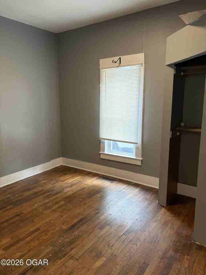 1121 W 5th St - Photo 7 of 14