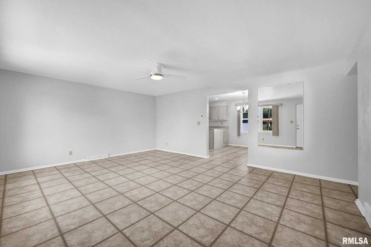 3422 N Rockwood Rd - Photo 3 of 36