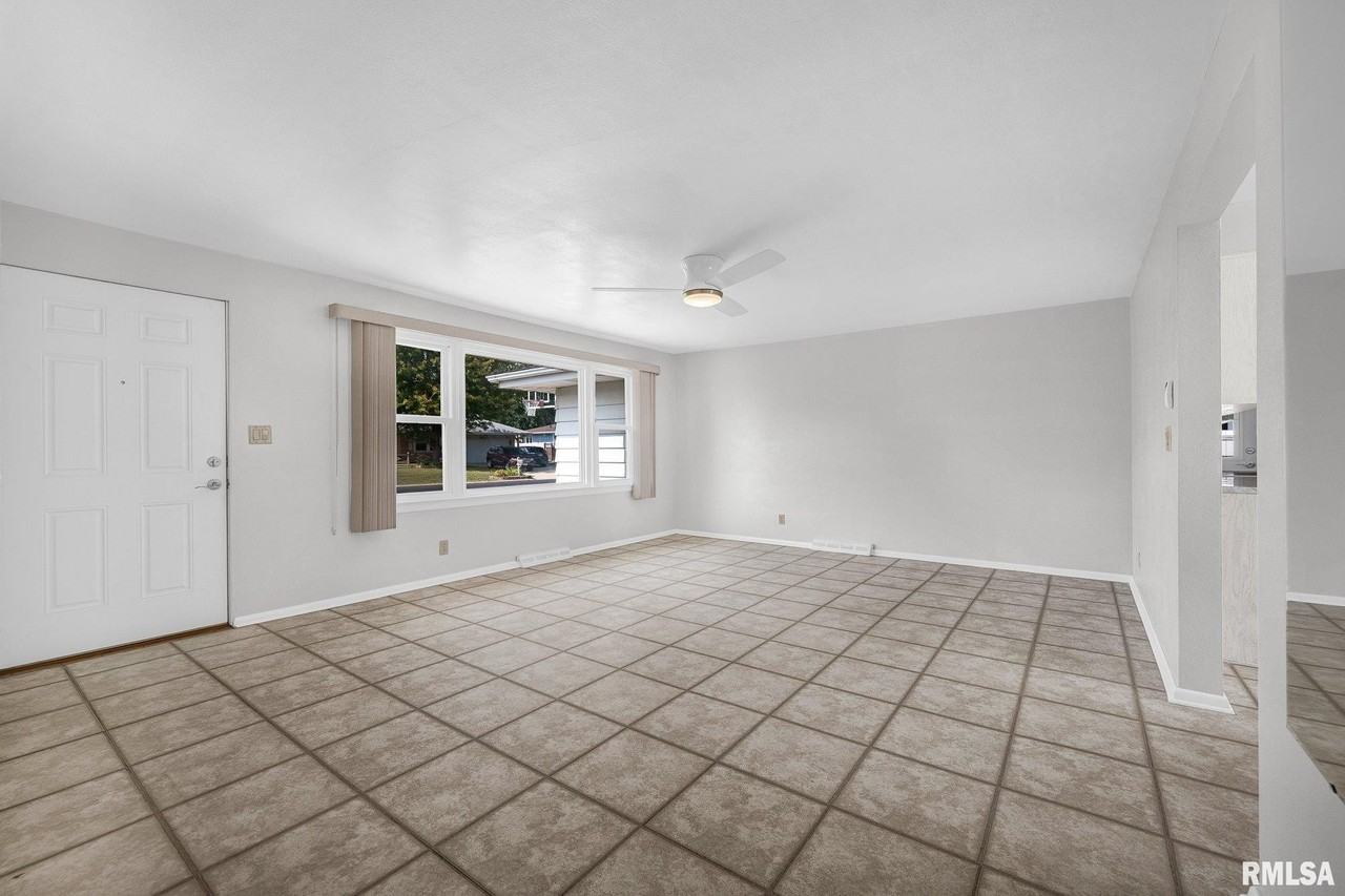 3422 N Rockwood Rd - Photo 4 of 36