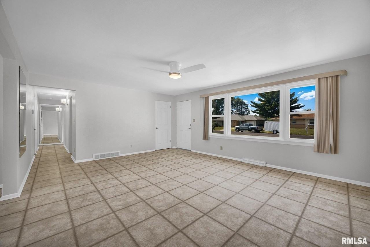 3422 N Rockwood Rd - Photo 5 of 36