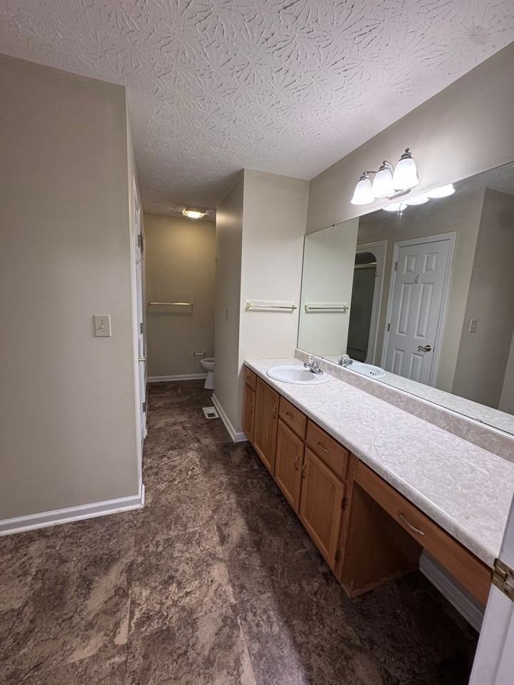 215 Francis St W - Photo 5 of 14