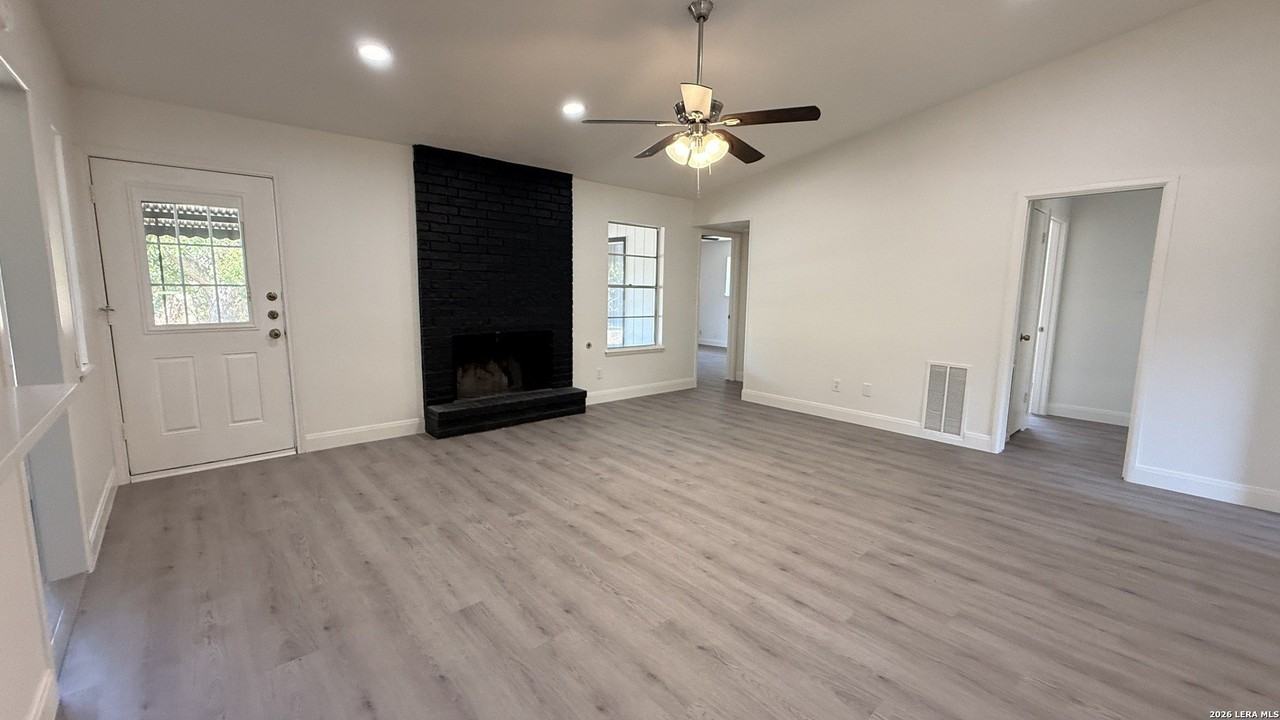 5719 Creekwood St - Photo 6 of 33