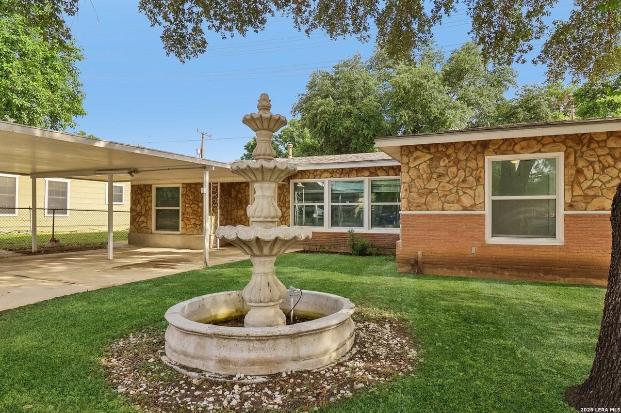 623 Weizmann St - Photo 3 of 42