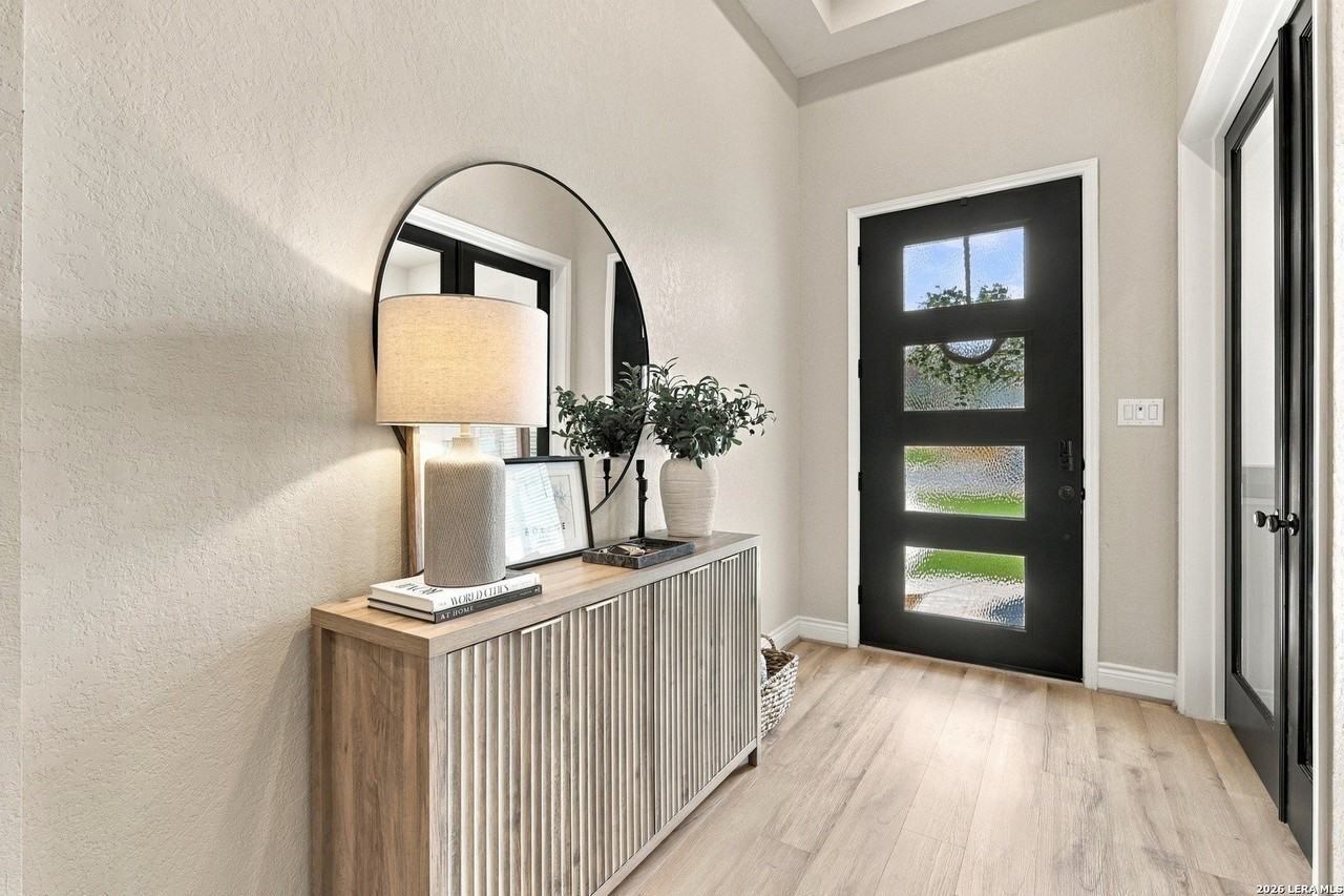 302 Navarro - Photo 4 of 37