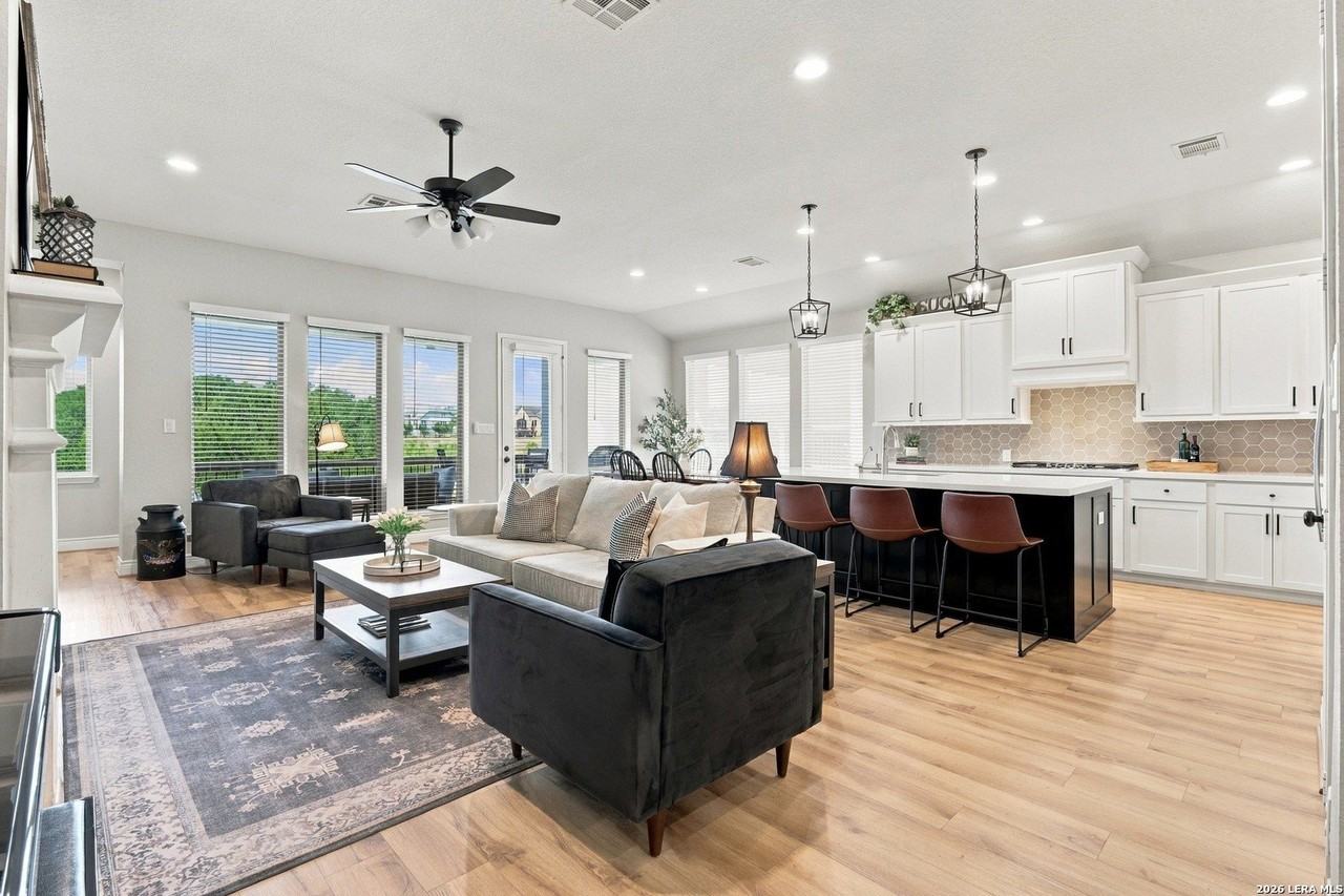 302 Navarro - Photo 7 of 37