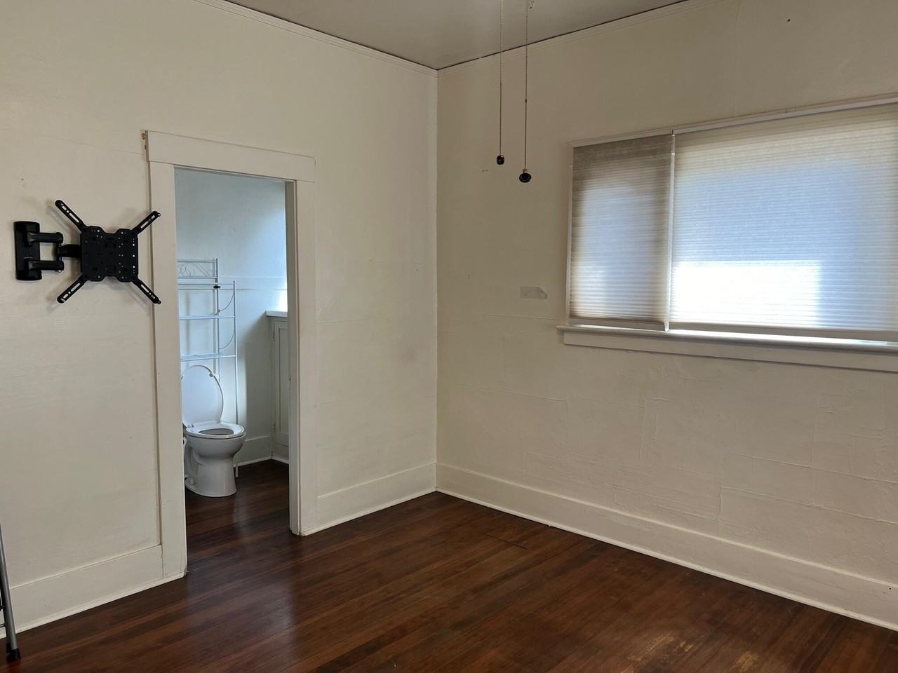 2027 Castillo St #B - Photo 3 of 10