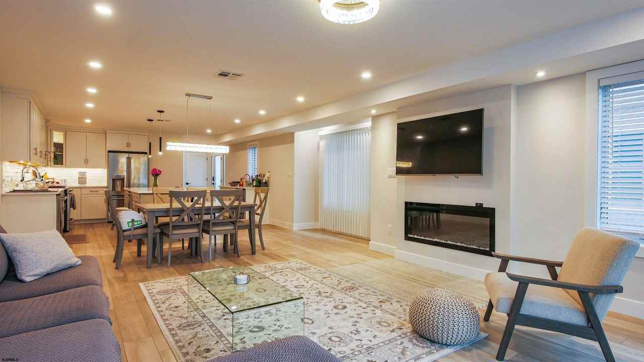 15 N Jefferson Ave #B - Photo 3 of 12