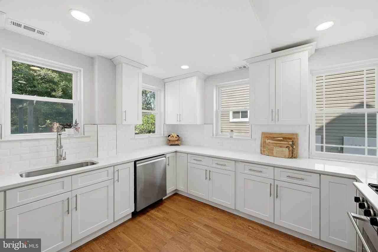 1719 Evarts St Ne - Photo 3 of 34