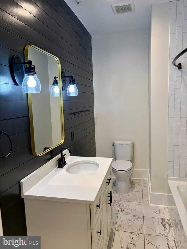 631 S Broadway #202 - Photo 4 of 9