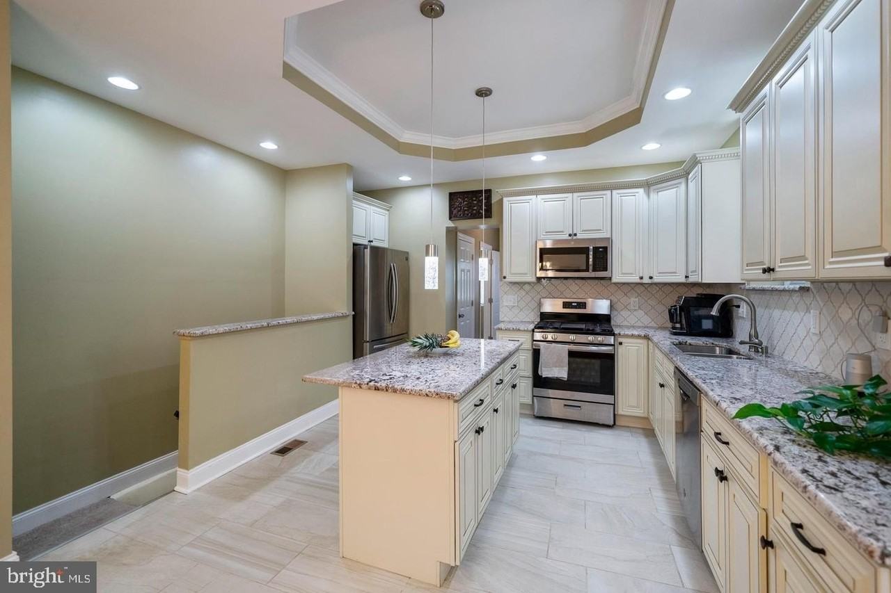 449 W Hansberry St - Photo 3 of 17