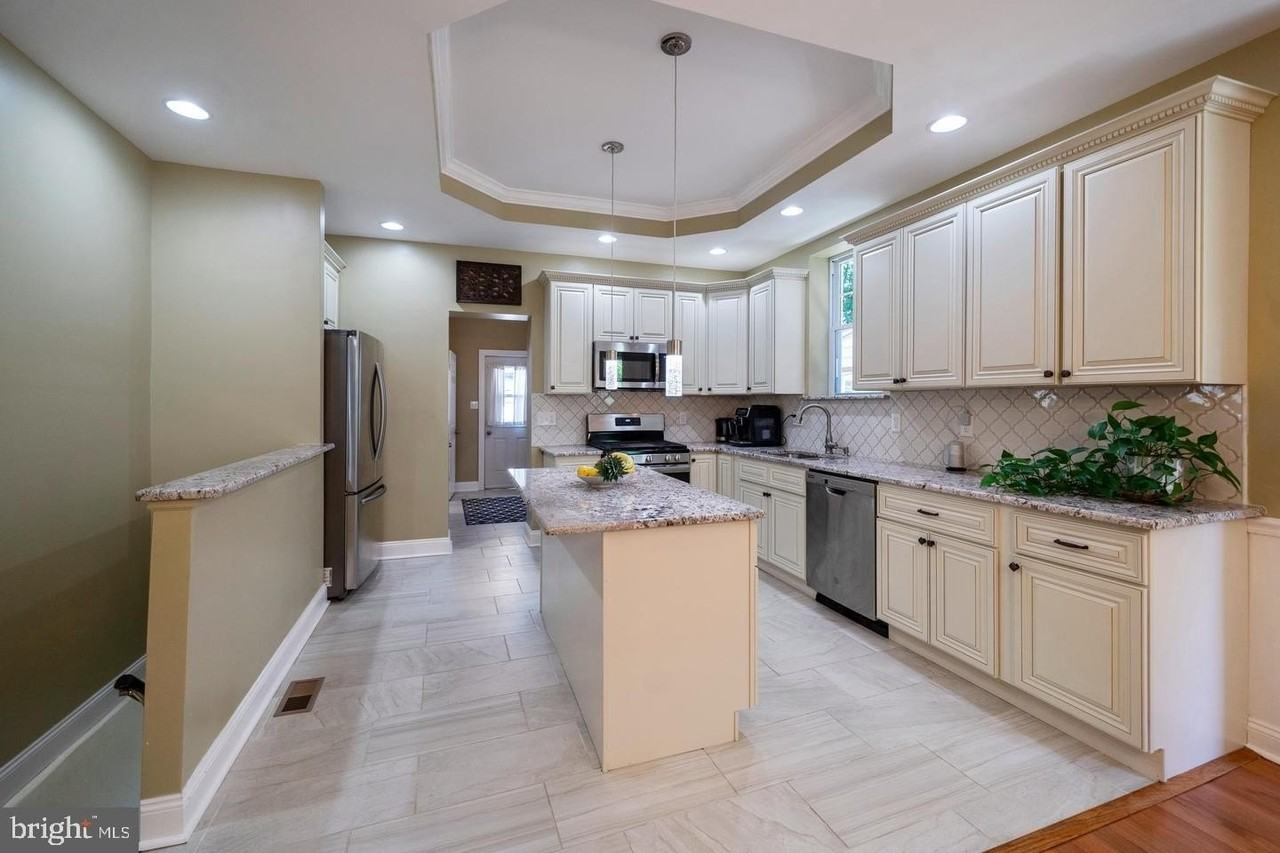 449 W Hansberry St - Photo 4 of 17